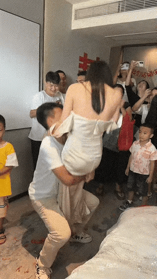 婚礼上大家玩的就是开心喜庆热闹