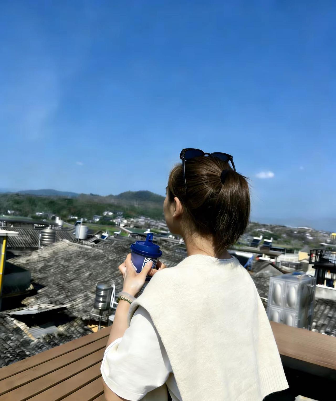 把生活调成咖啡味，眼前是青山，身后是自由。风轻、山远、咖啡暖，俯瞰人间，自在安然