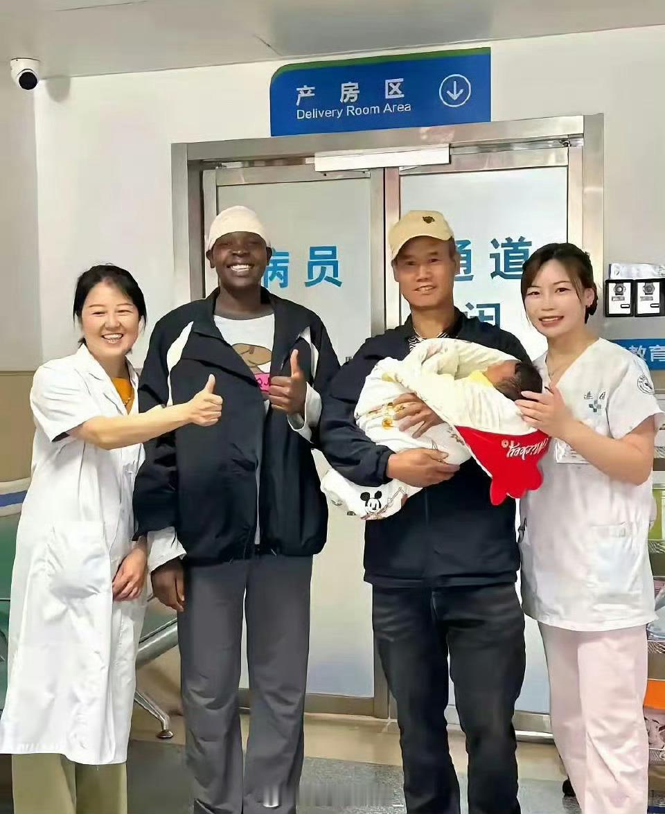 原来黑人的基因并没有想象中强大嘛，看吧，她就生下了一个黄小孩 ​ ​​​