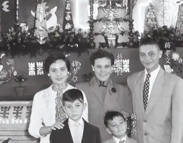 1952年，17岁的蒋孝文被抓进警察局，警察问他家长是谁，他指了指墙上蒋介石的画