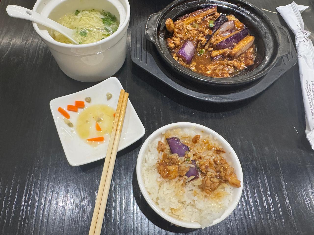 遇到好吃的饭你是光盘还是最后留一点点。

今天中午带着孩子们去一家餐厅吃简餐。味