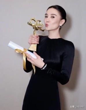 2025年，宋佳干了一件让整个娱乐圈都瞠目结舌的事——她居然在半年内，把中国电视