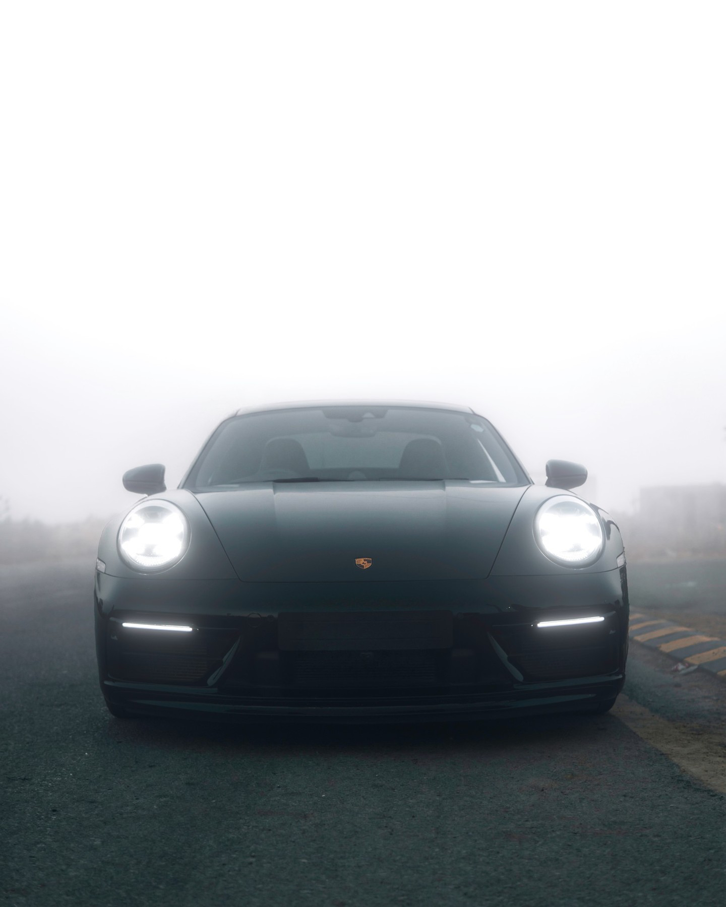 外观黑色车漆+熏黑PDLS矩阵大灯+Y字轮毂，碳纤维后视镜和尾翼，运动感爆棚。驾