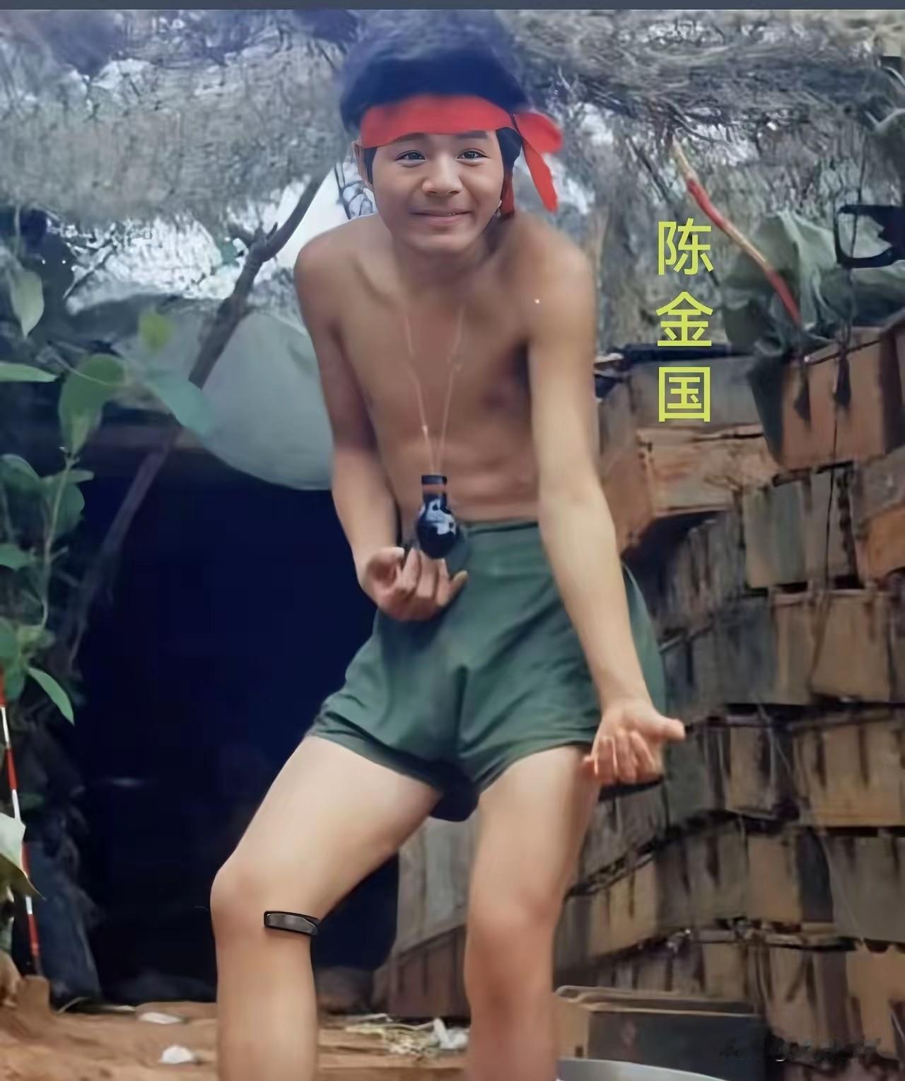 这位头绷红绸，脖子挂着“光荣弹”的小战士名叫陈金国，时年17岁，隶属27军79师