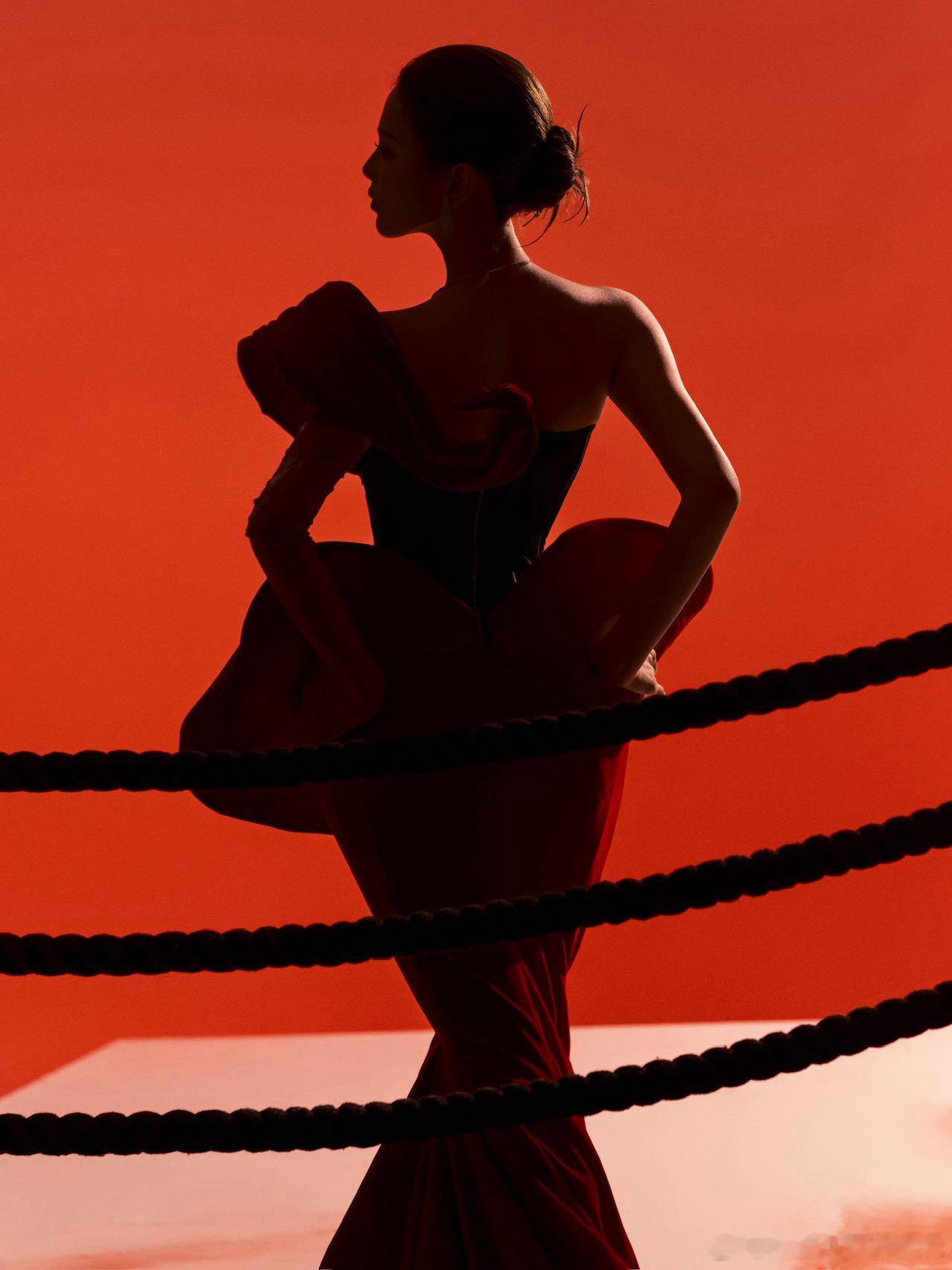 杨超越红玫瑰舞者造型 杨超越微博视界大会出图，红玫瑰舞者造型好优雅，膜拜女王[期