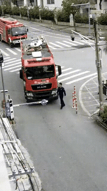 消防车也敢拦[赞][捂脸]