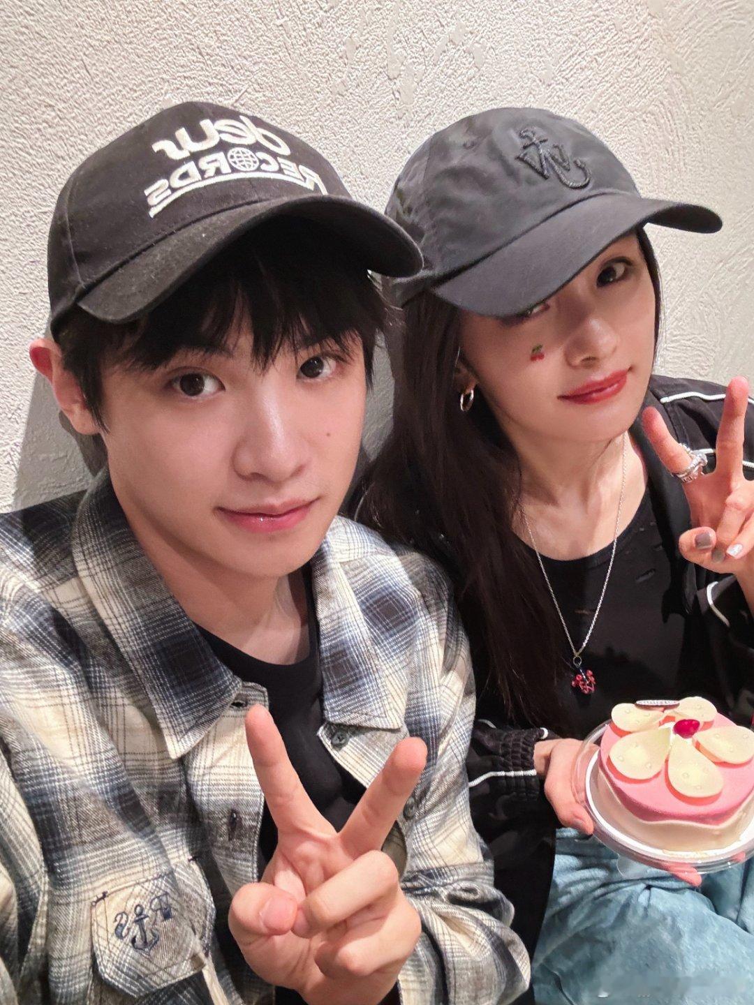 杨幂黄明昊手挽着手下班杨幂：“黄明昊小宝贝～”两位友谊长存[yeah][yeah