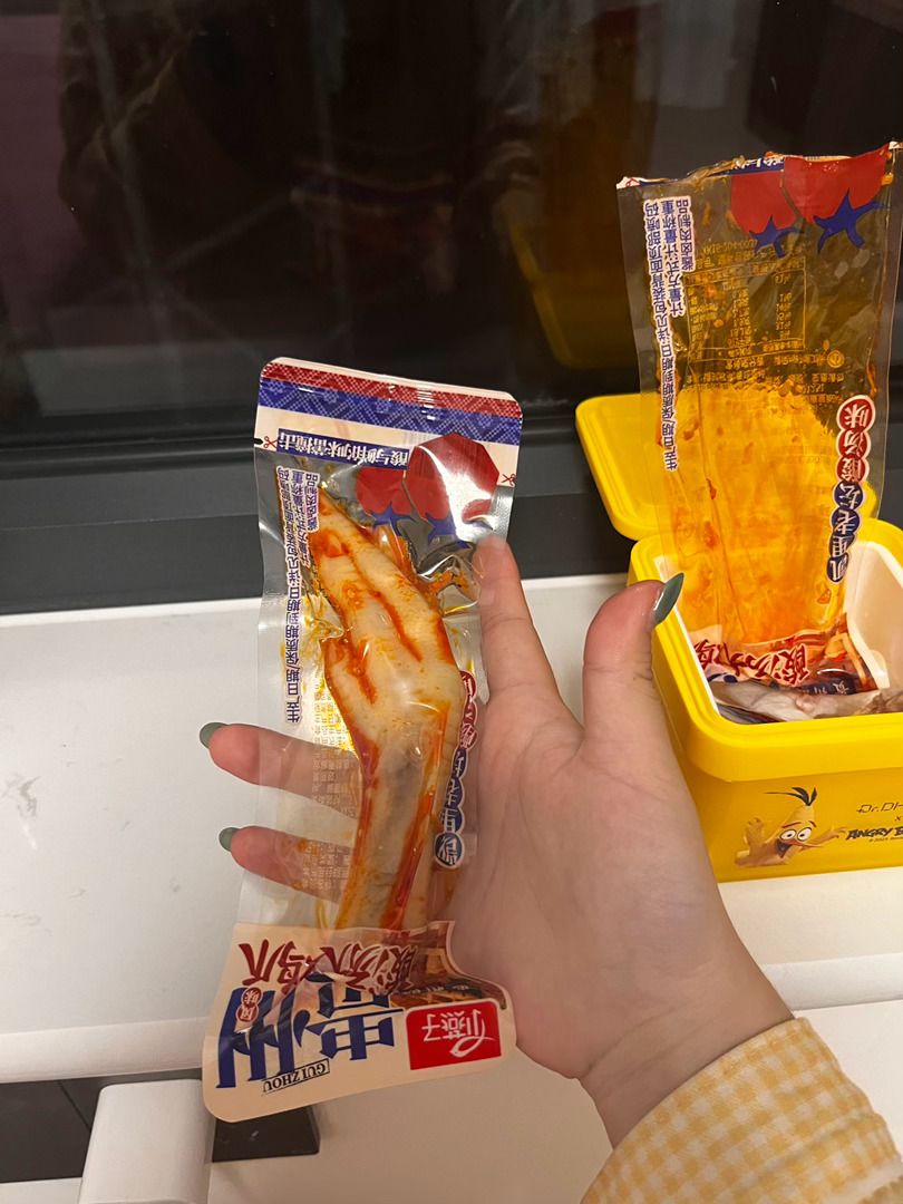 昨天晚上嗓子太痒了 吃两个鸡爪下去给我挠挠 ​​​