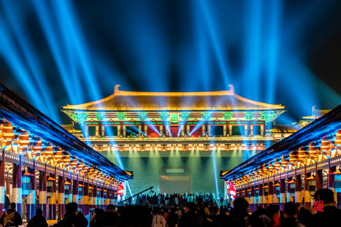 【湖北人的夏天开启夜游模式】盛夏湖北热浪袭人，待到夜幕降临、暑气消散，华灯次第亮
