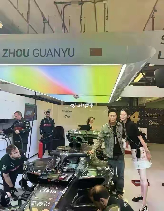 怪不得奚梦瑶能加入豪门，一不和何猷君挨着，立马站直了…… 