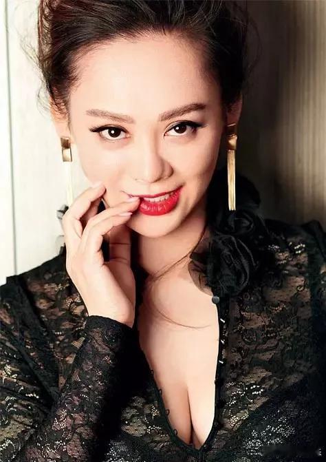 宁静 儿子全是赔钱货宁静一句“儿子全是赔钱货”看似犀利，实则是反向炫娃的宠溺。藏