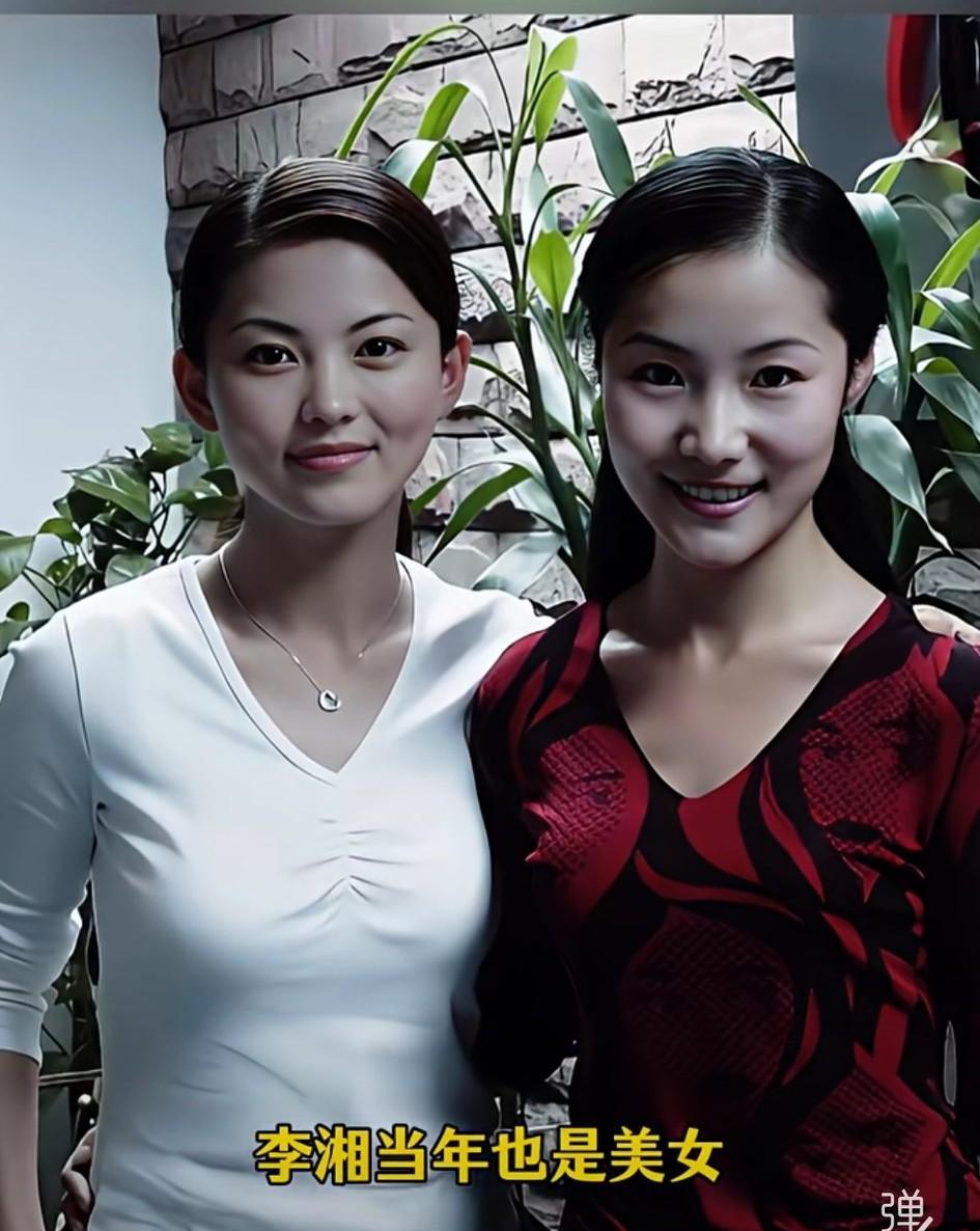 李湘晒出1998年的工作照，评论区炸了。
不是现在流行的“白幼瘦”。
她穿一身桃
