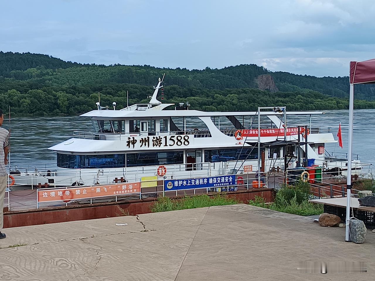 来到漠河北极村，逛逛北极村邮局，到江边码头看看宽阔的江面和对面的山石，拍摄记录下