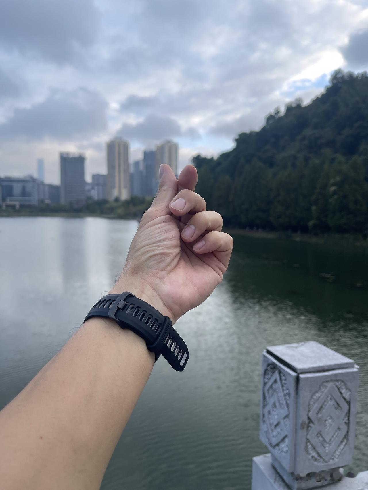 开启美好的一天
放下昨日的烦恼
转身去吧都走吧
放宽心态去烦忧 过好今天的时光 
