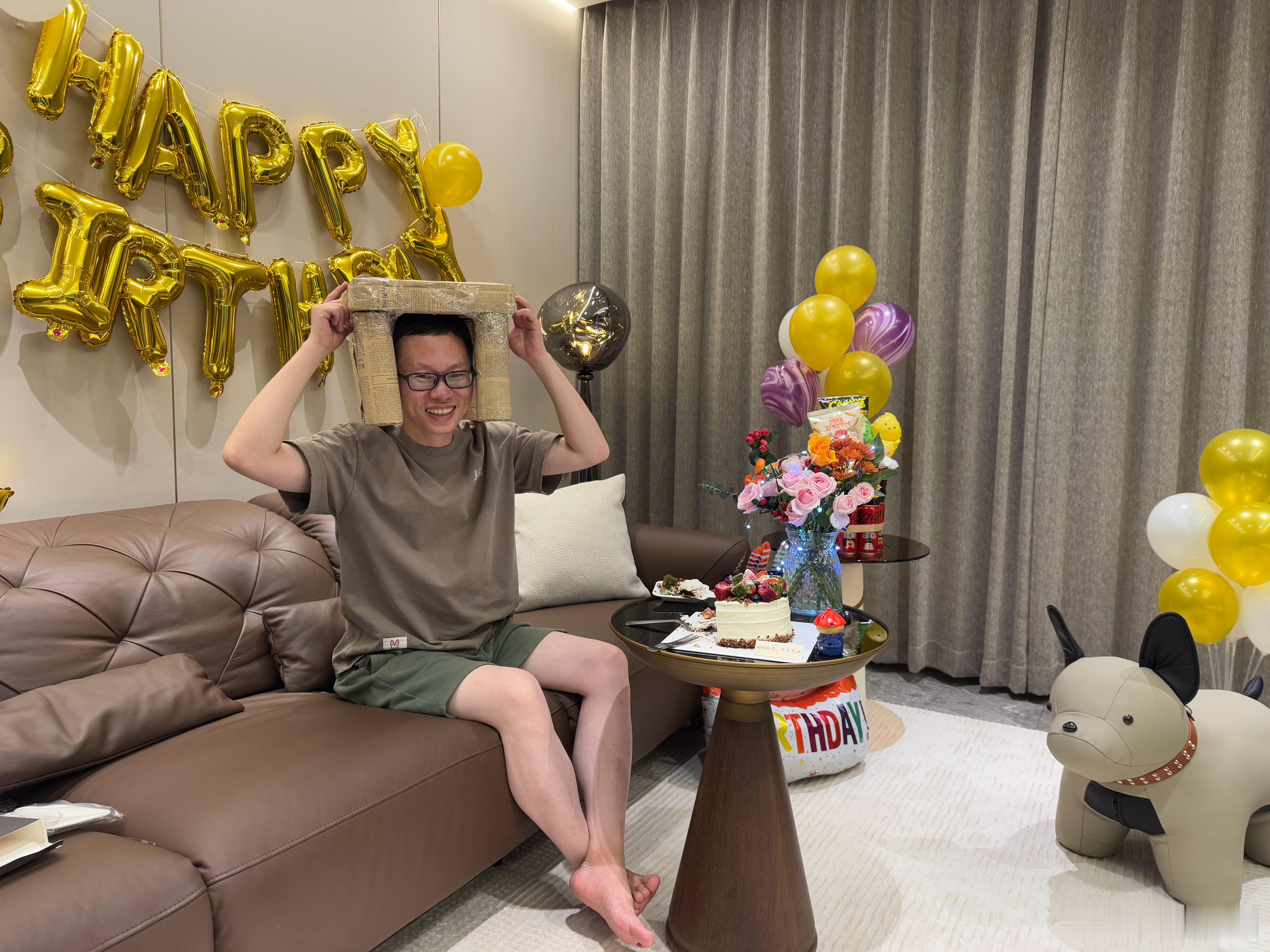 过生日那天我随便拍了点东西没想到其乐给剪出来了你们要看吗？我刚看完，感觉有点二[