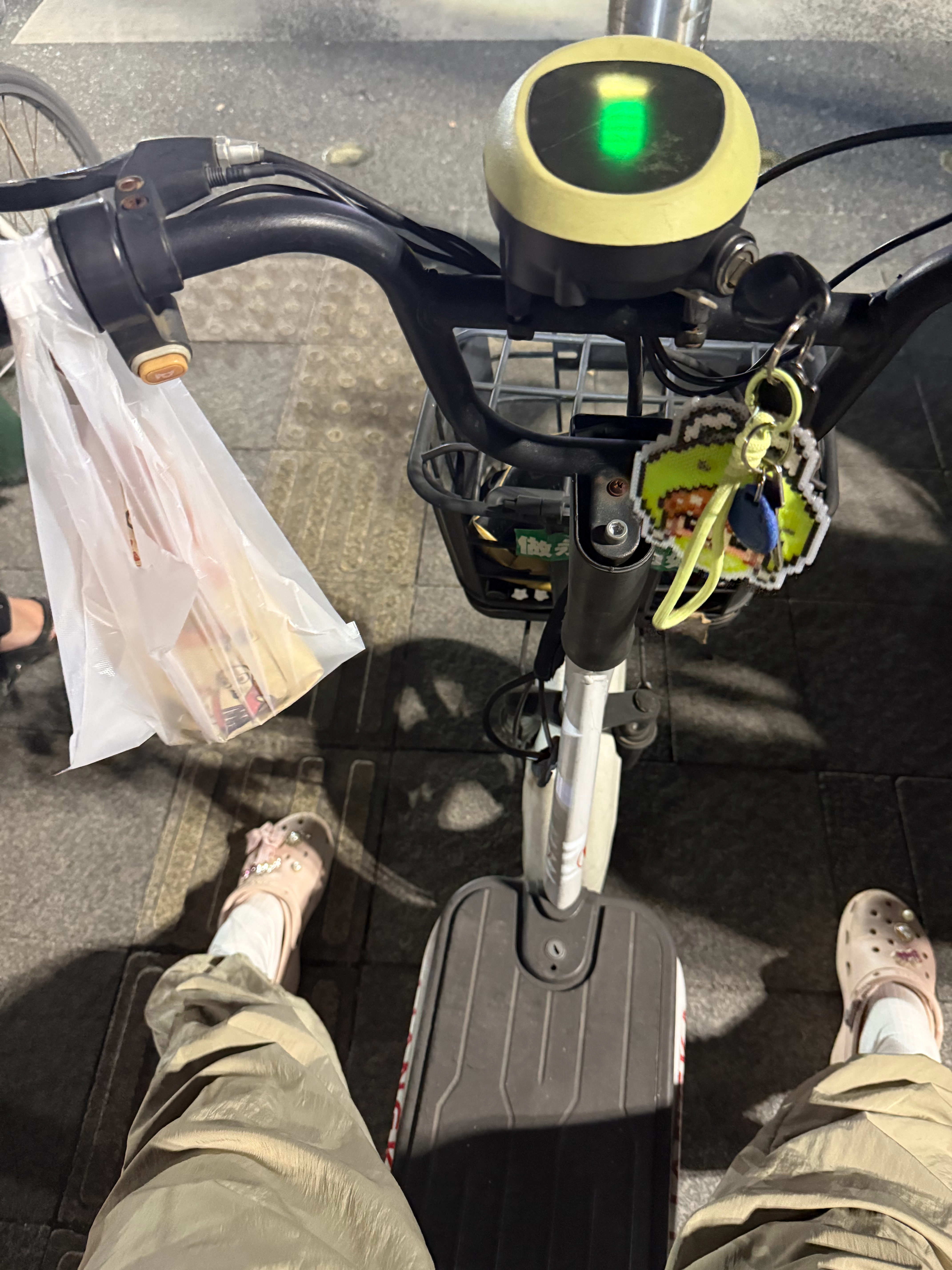 下班骑着我的小电驴去找我朋友吃饭路过淀粉肠好香啊 买了两根我们吃[好喜欢] ​​