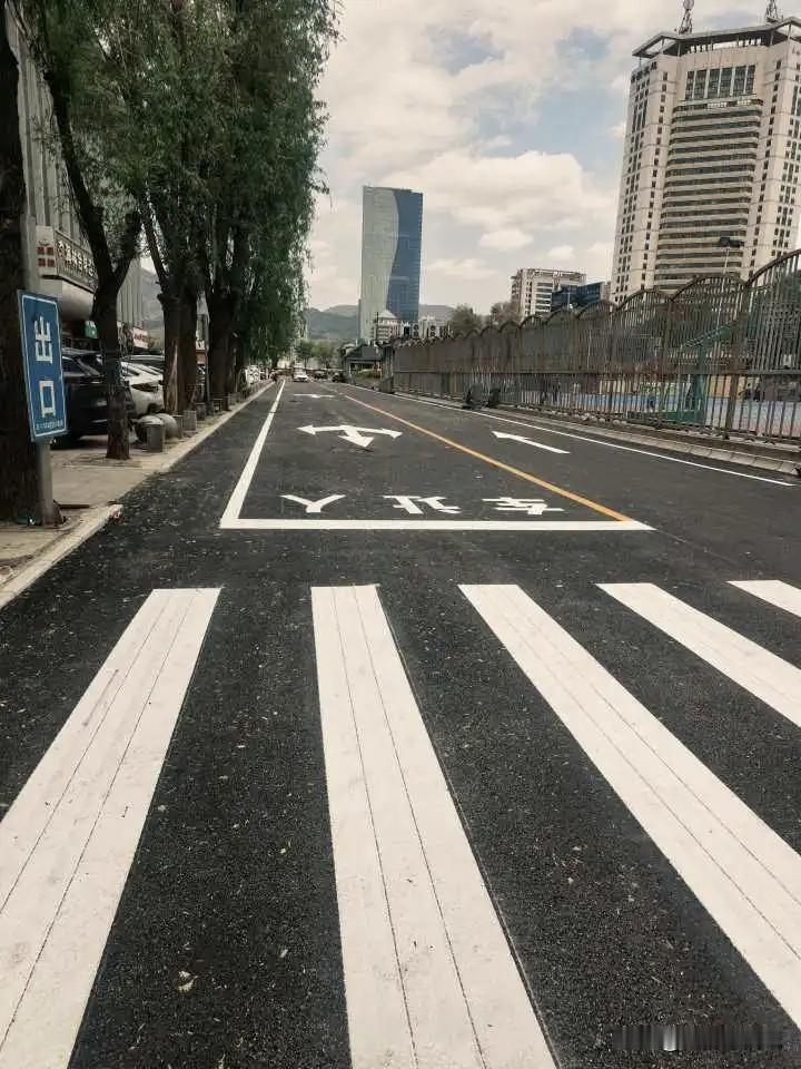 堵了一个多月，西宁这两条路终于通了！崭新的沥青路面平坦宽阔！

“哎呀，可算通了