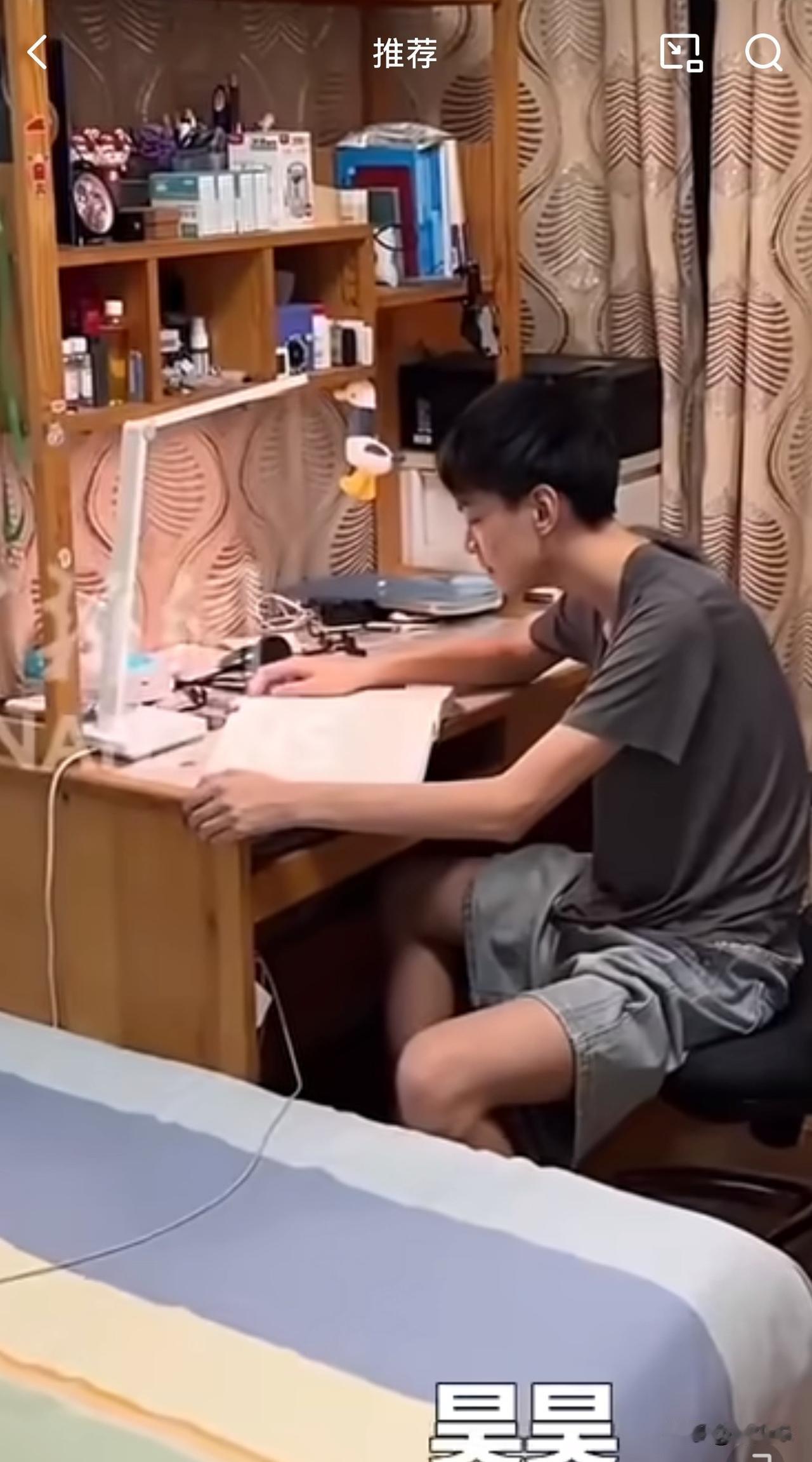 哈哈哈，太逗了！天津一对父子查分后，非常淡定的对话，搞得跟相声似得。昊昊，英语够