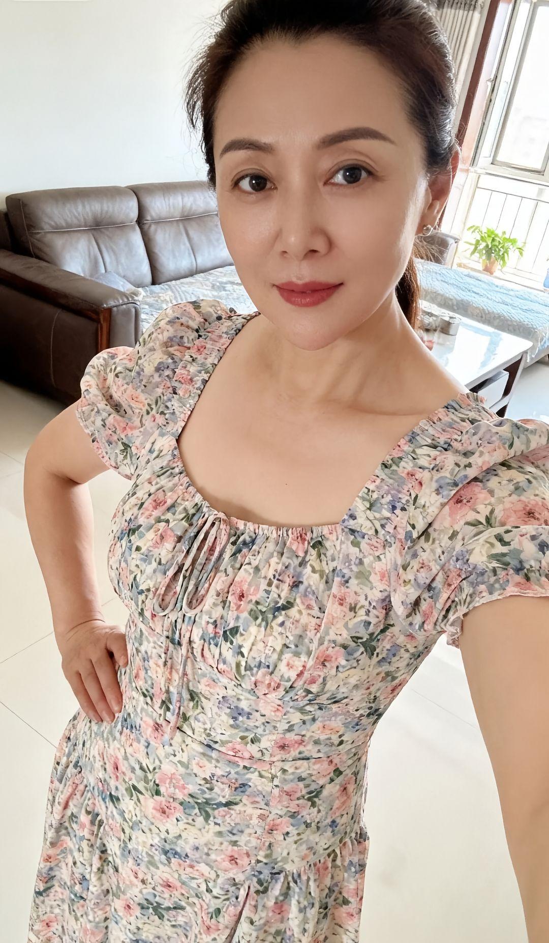 穿花裙子的美女在自拍。