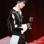 马嘉祺夜访吸血鬼新音舞台 演出中他的声音如绵绵细雨滋润了每个角落，真心喜欢他自带