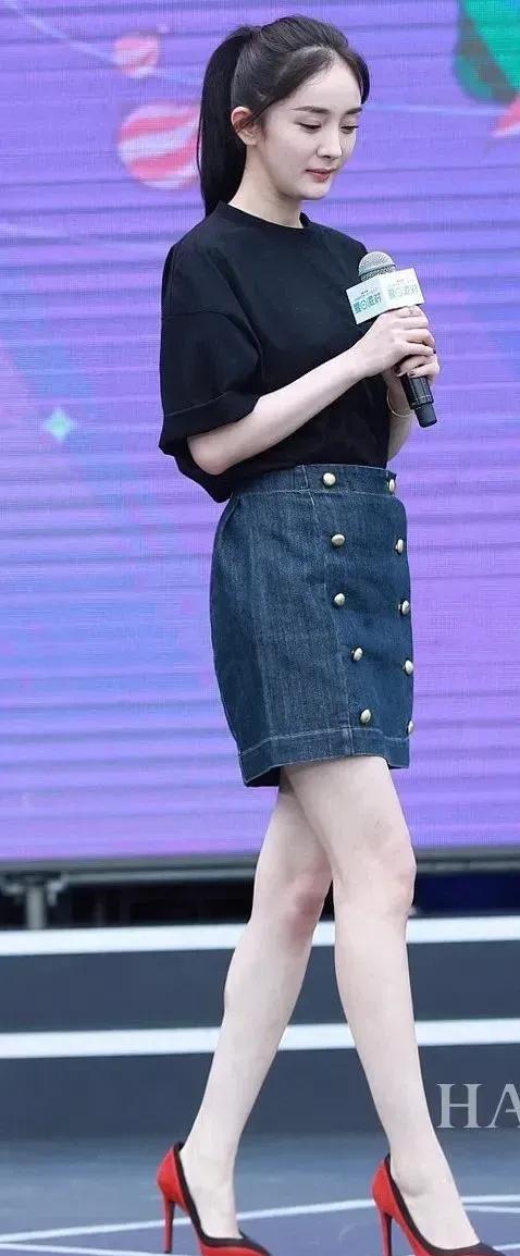 一次，主持人问杨幂:“你一直保持着这么好的身材，有什么秘诀？”

杨幂却说:“我