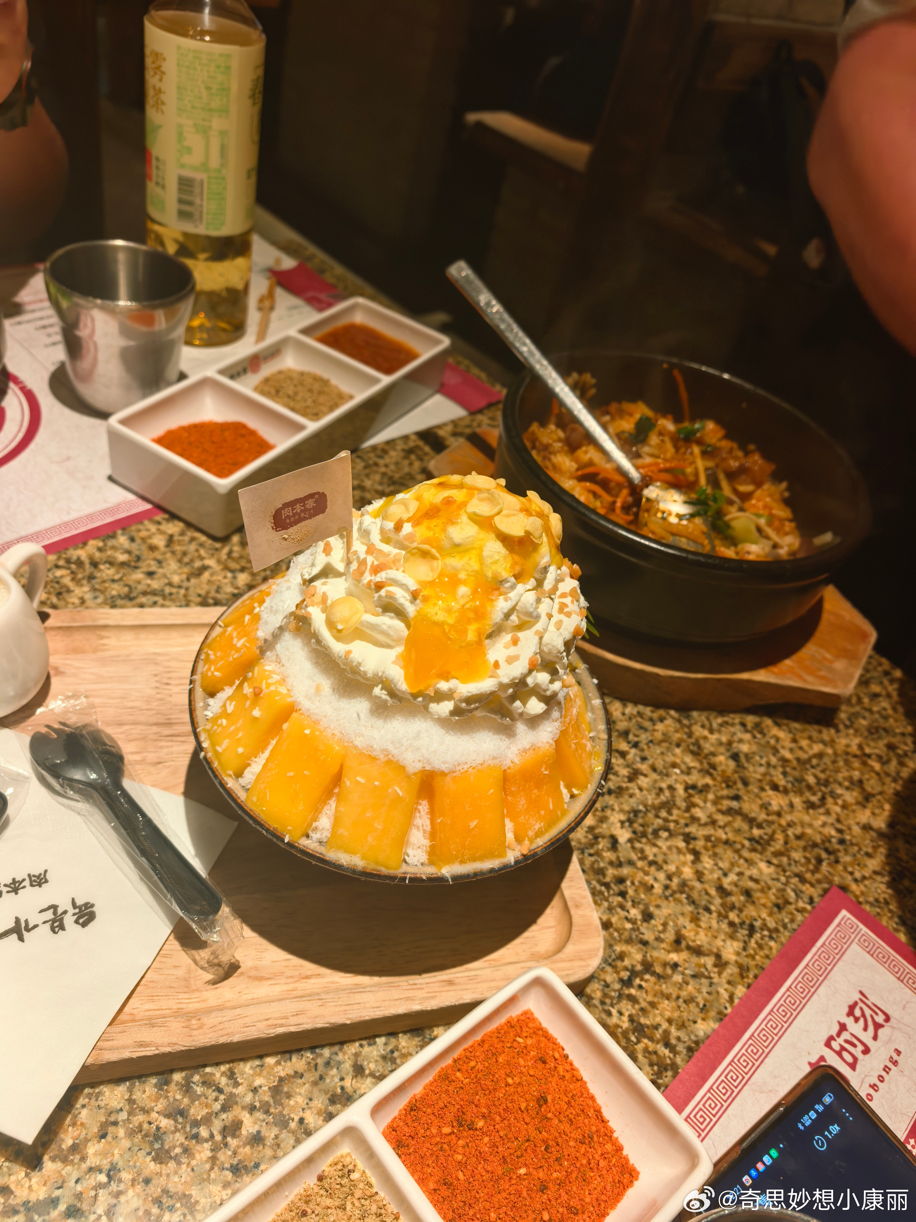 牛肉石锅拌饭 热气腾腾，牛肉鲜嫩入味，锅底焦脆米饭增香；芒果绵绵冰 细腻清凉，甜