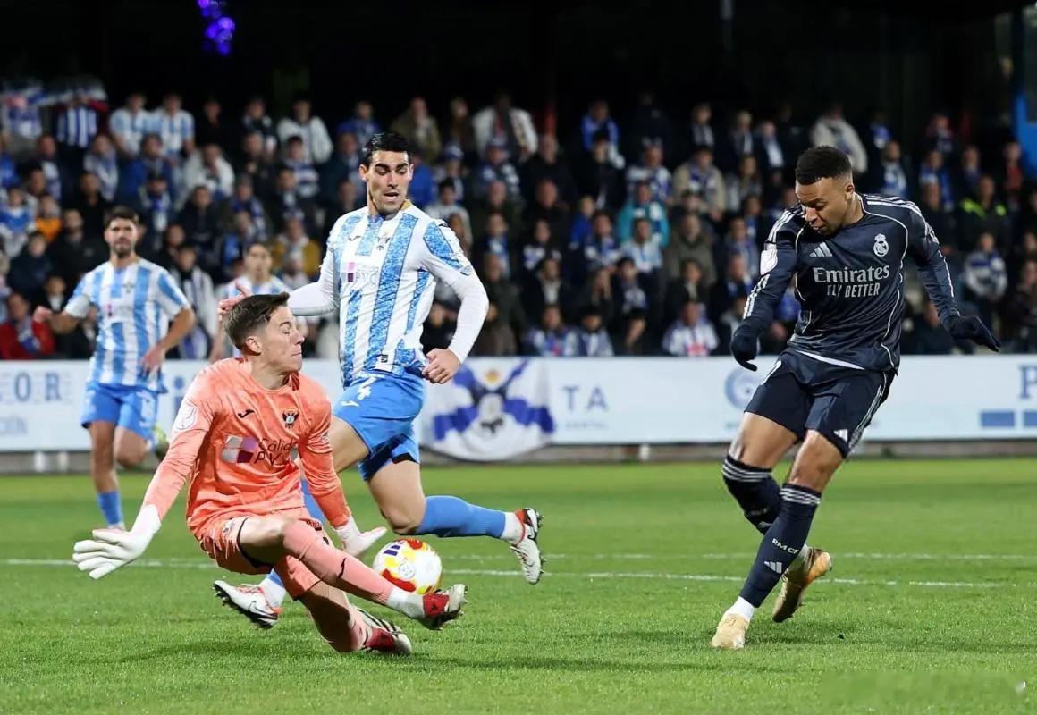 姆巴佩独造3球，年度65球比肩三大传奇，皇马3-2险胜鱼腩晋级16强！