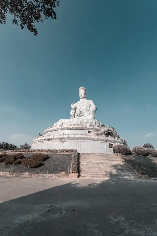 观音山是地名，关键是主办方的聪明之处，在于借用”观音“在人们心中的美好形象，先入
