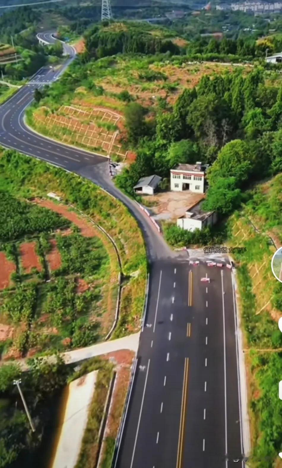 我真不知道当初设计师是怎么想的？下面既不是良田，又没有文物古迹，偏要把公路弯进去