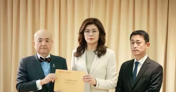 全网现在清一色怒骂郑丽文：内地洪水不捐款，转头支援日本灾区，双标虚伪、毫无家国情