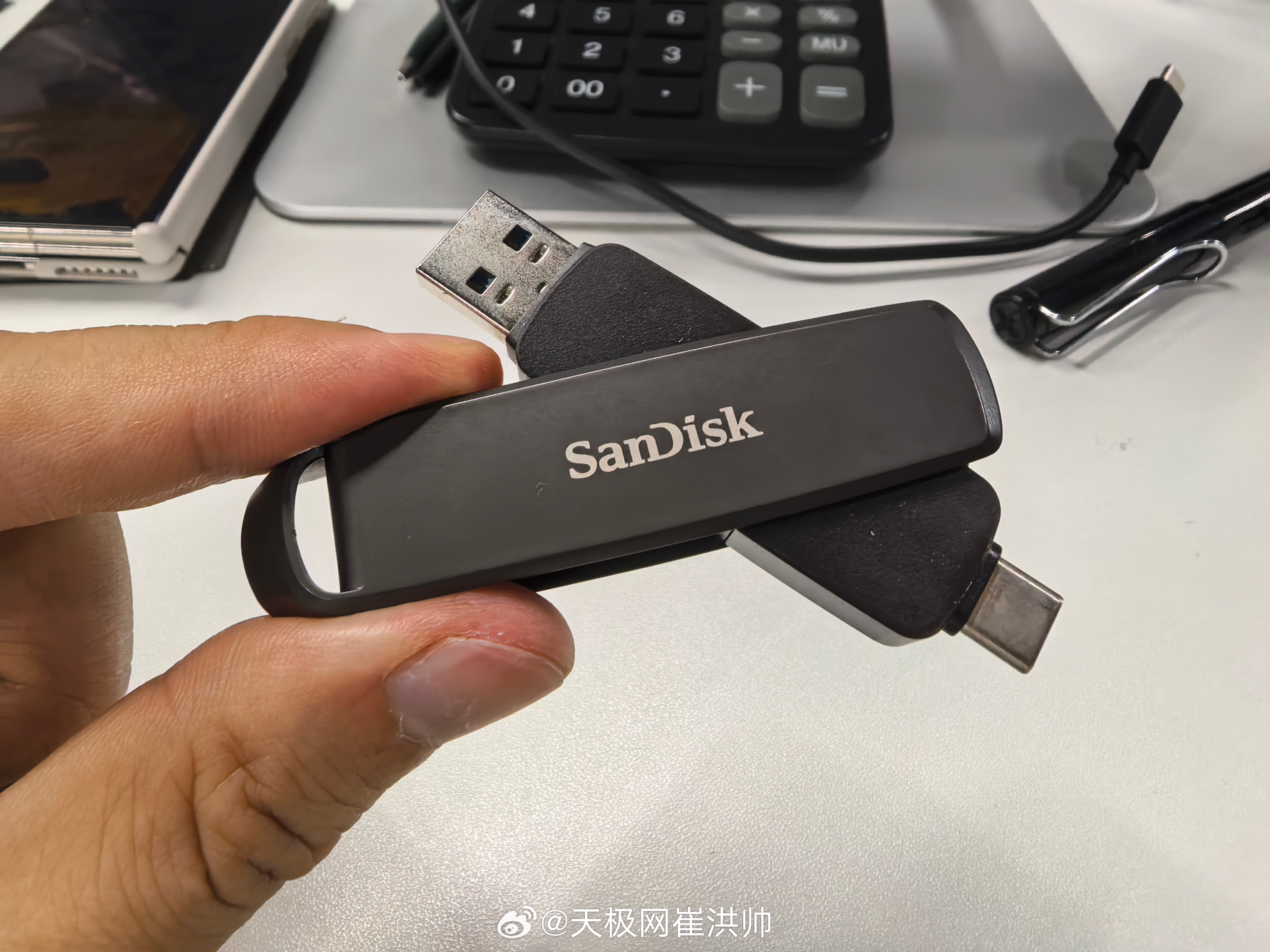 1TB固态硬盘涨至950元内存涨疯了，连手上这支512G双接口U盘都卖到近900