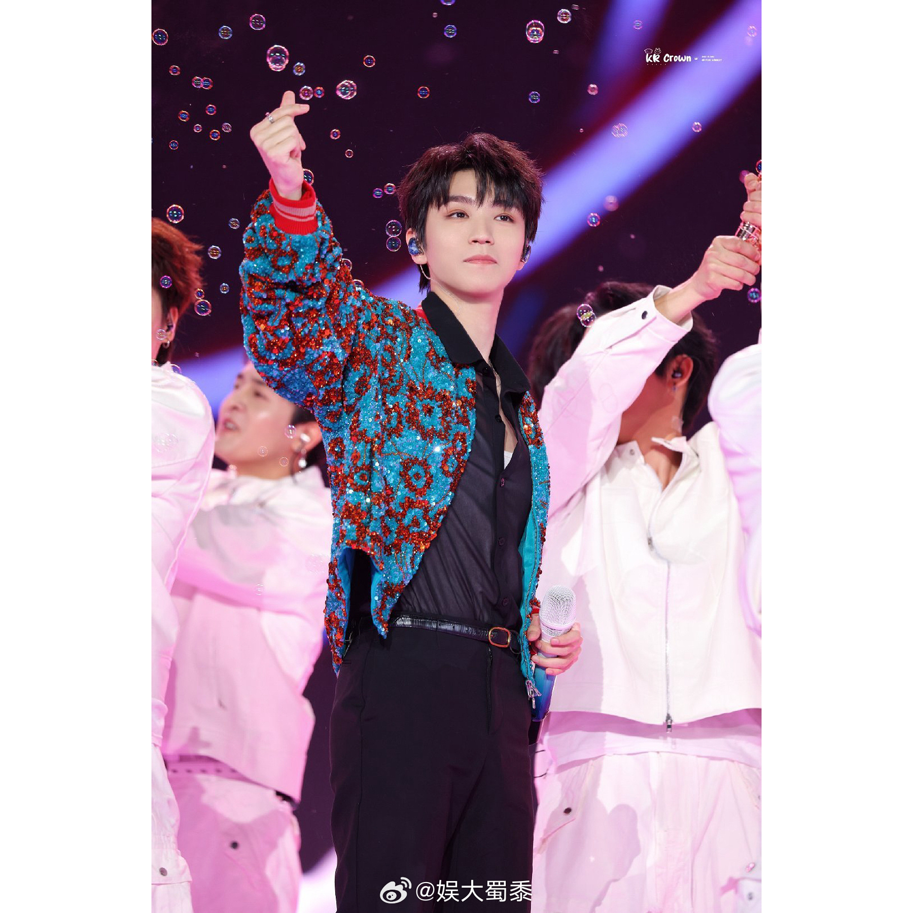 王俊凯比心 不要放过如此萌帅的王俊凯啊啊啊，他好会啊，哈哈，从衣服里掏出来一个心