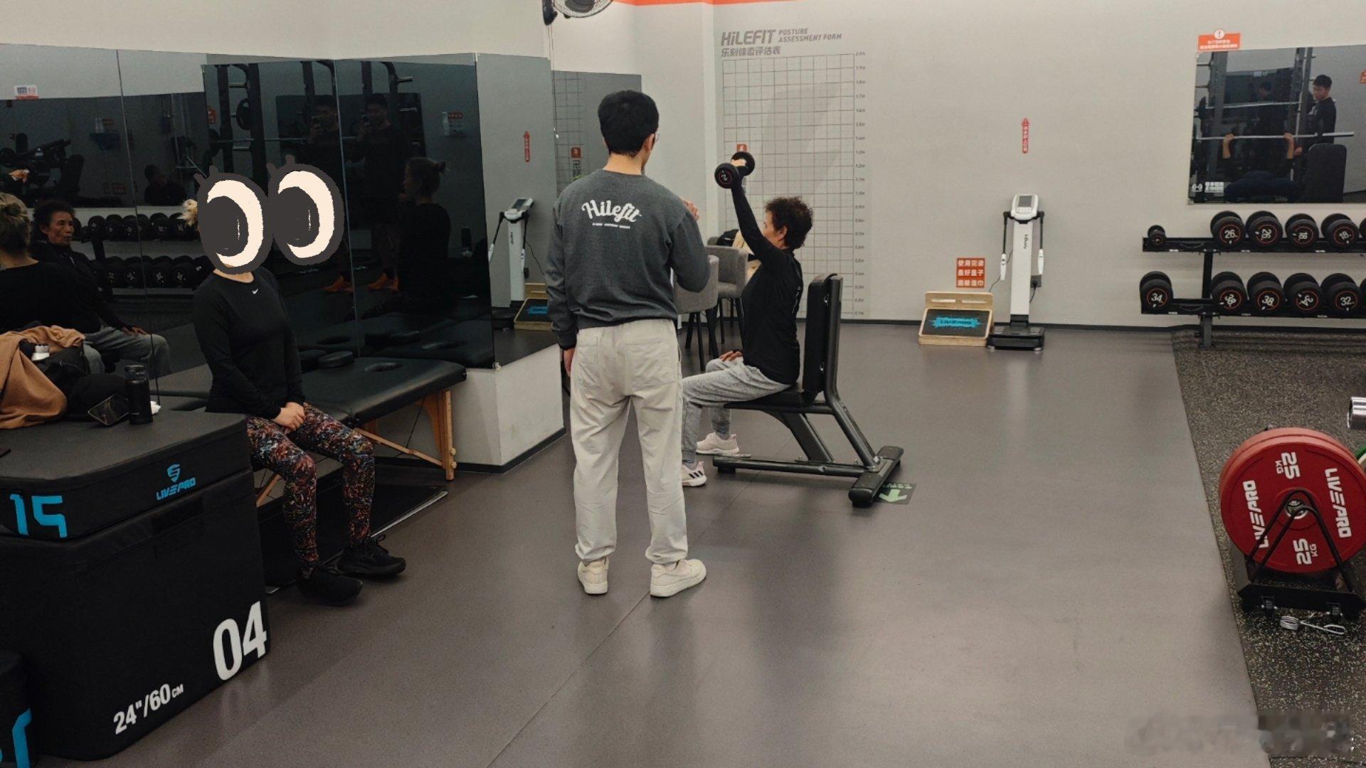 连👵🏻都在撸铁