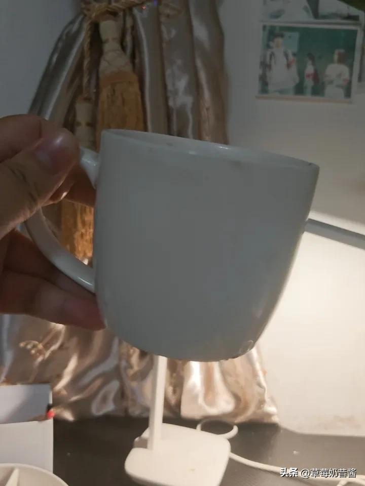 一杯油麦茶，到尽相思，母亲亲手熬的，虽然是昨天的，但加热水还是可以好好的喝，虽然