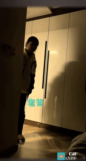 她爸爸最后“嗯”的一声，就知道小女孩的提成，比要“GC款”还难要了。
格局要大。