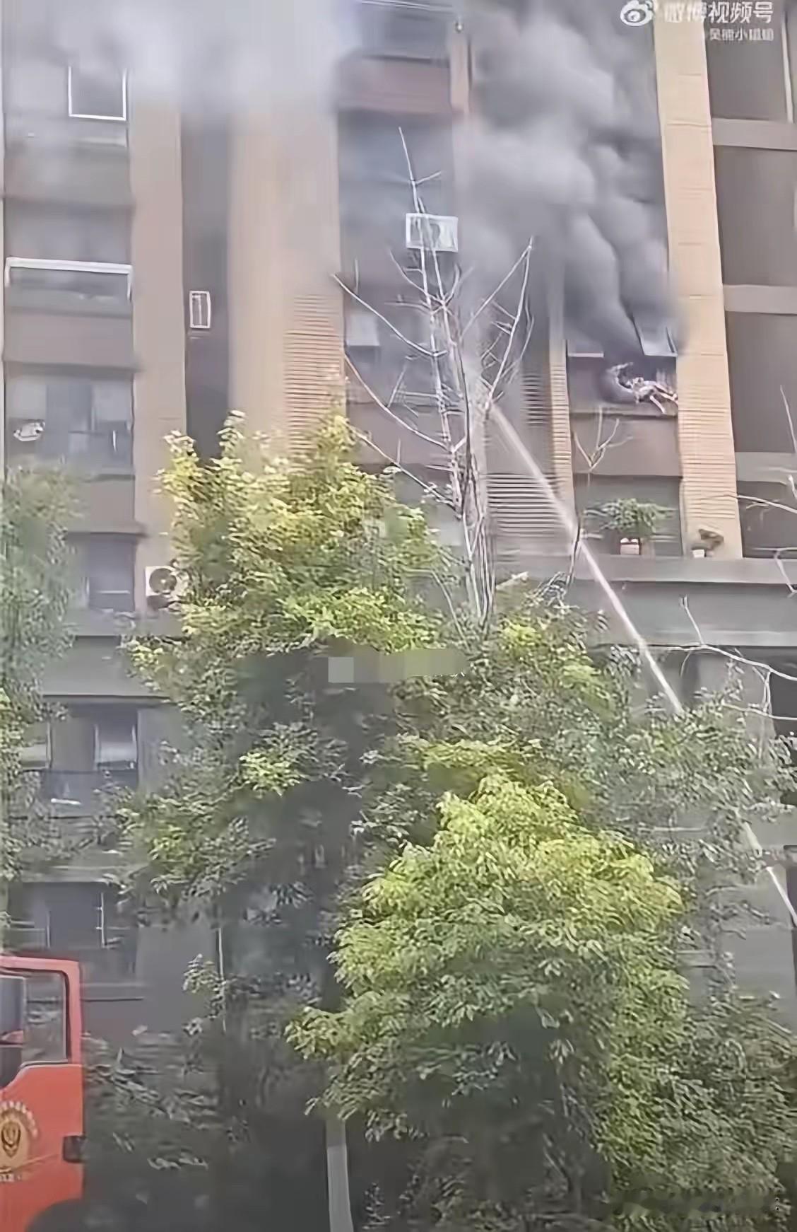 万万没想到，
连云港这场火灾，
让很多人第一次意识到，
4楼，十几米的高度，竟然