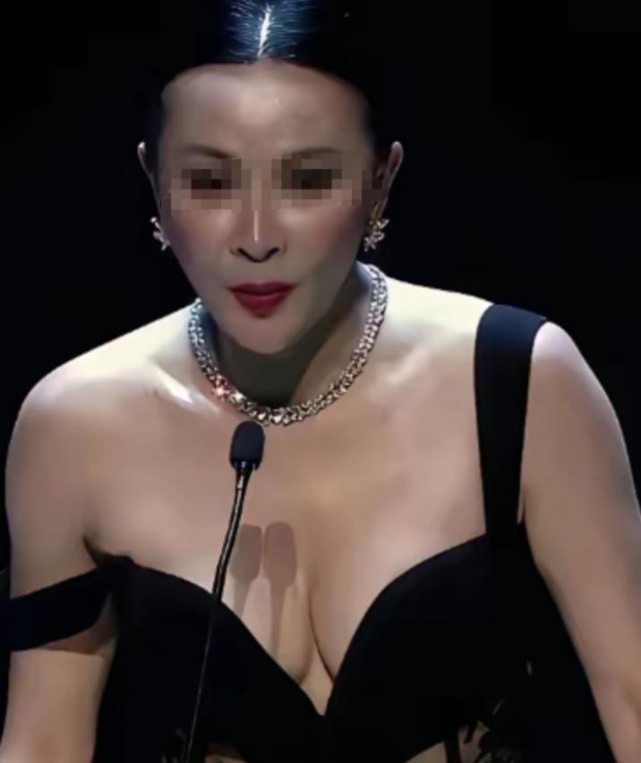 有个很奇怪的事情

女人的胸部是隐私部位，陌生人看不得，更摸不得，那不是应该好好