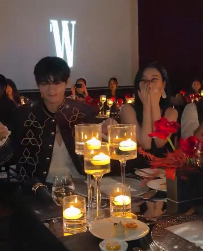 柳智敏金泰亨晚宴同框金泰亨柳智敏晚宴同框，真正的男帅女美啊！金泰亨柳智敏晚宴同框
