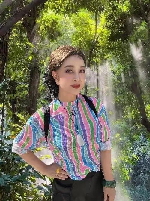 刘晓庆真的是一个浓颜戏的美女，从年轻一直美到现在，不怎么显老，70多岁了状态就跟