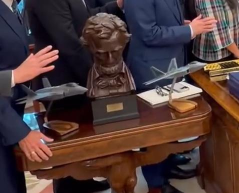 只相信力量，看“懂王”办公桌旁摆放的F-35、F-22、F-16、B-2模型