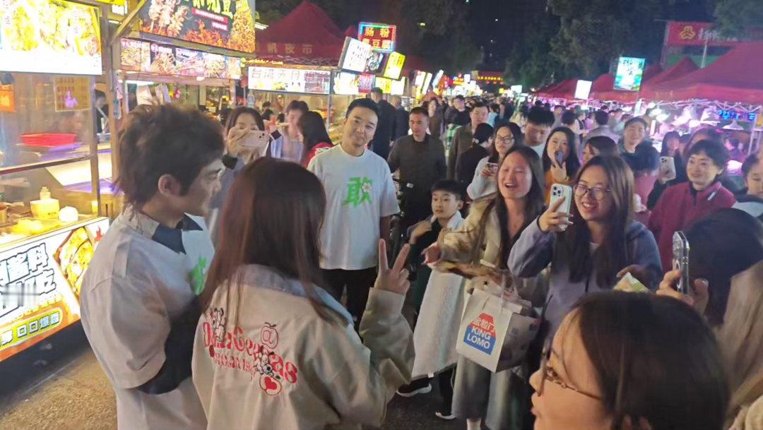 长沙夜市偶遇蒋龙蒋龙把长沙夜市当路演现场蒋龙将路演搬进长沙夜市，手持海报热情安利