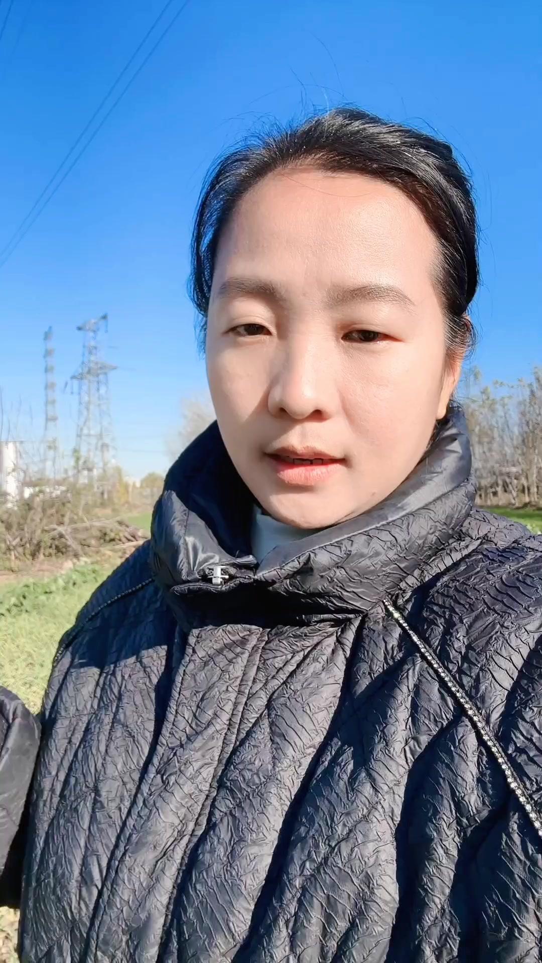 冬天种菜怎么浇水？冬天给蔬菜浇水有讲究，气温低水分蒸发慢，得减少浇水次数。
1️