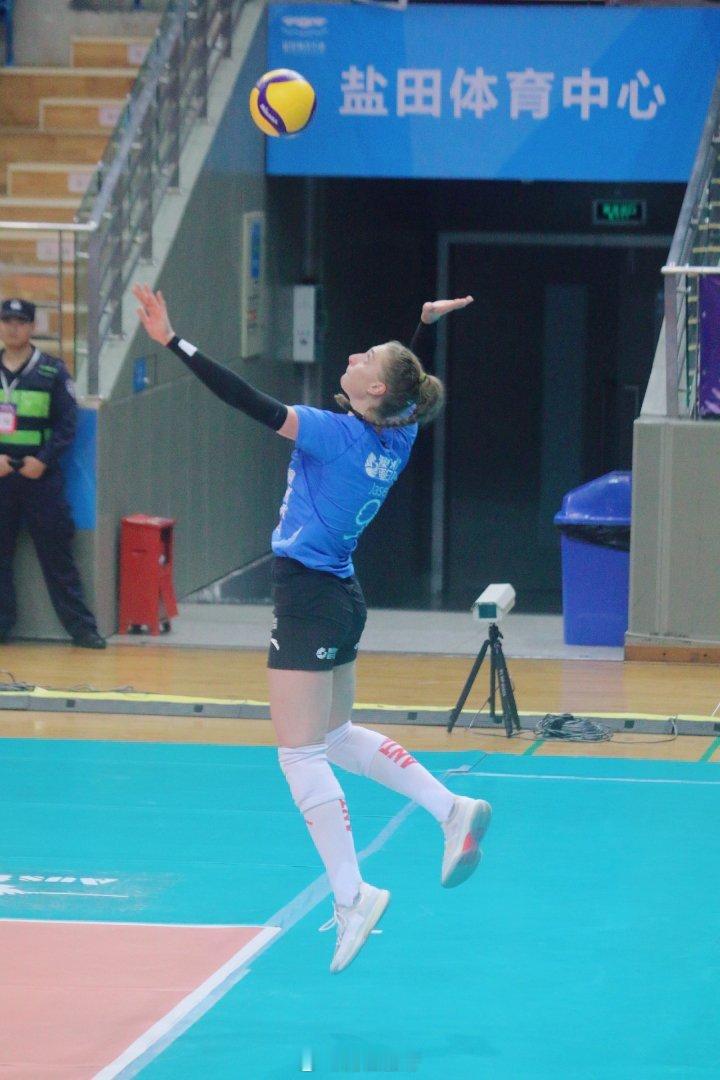 排超联赛 广东深圳澳洲虎中塞女排3比0四川女排，四川队耍姐不在之后，队里缺乏亮眼