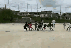 狗子看到这边要输，起紧上去帮忙，不过男孩觉得有点不雅，回身拍打狗子松手，结果确实