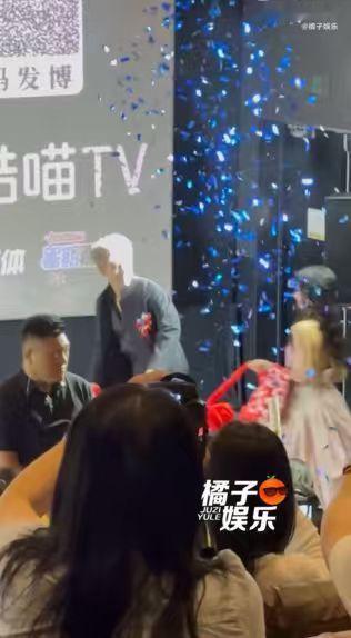 陈飞宇王影璐结婚入场 这是《献鱼》的宣传活动呢，不是真结婚。俩人穿得有婚礼那股劲