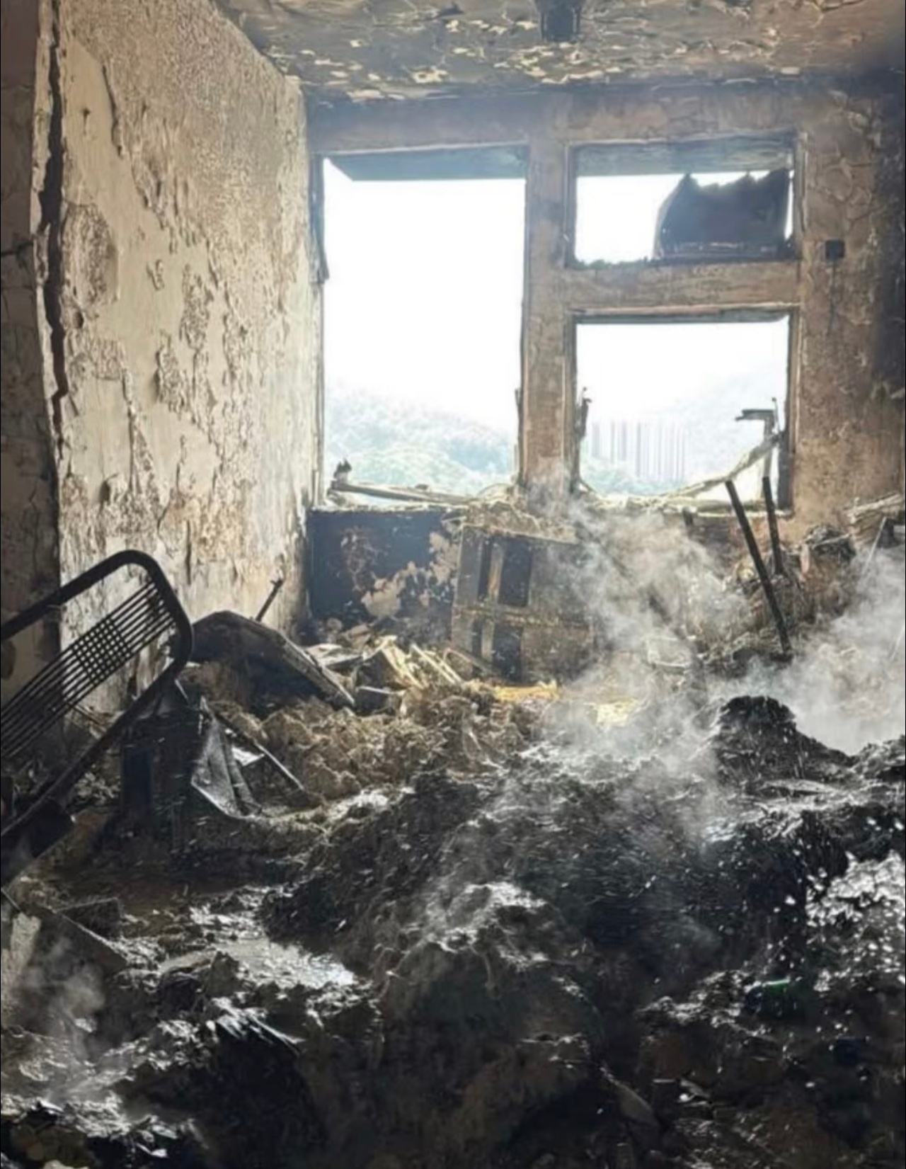 香港大火已致94人遇难94人啊，这代表多少家庭啊，这也预示着高楼的维修弊端！图片