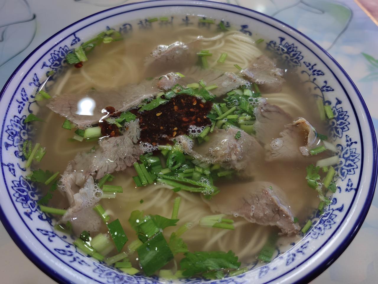 早上陪太座走了三公里，因为速度不快，走得很轻松。
​走后一人一小碗拉面。18元。