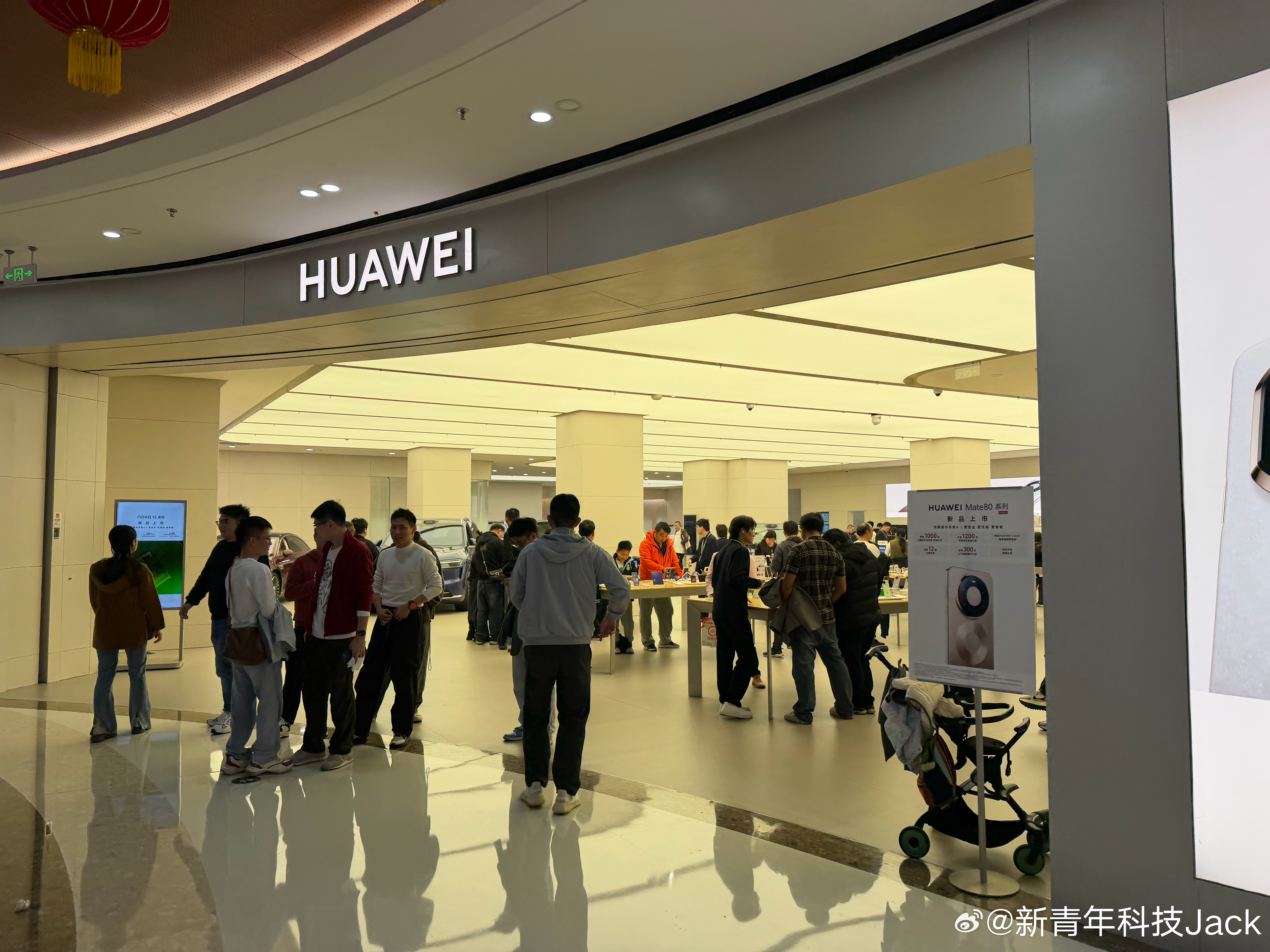 周末华为线下门店是真的火陪朋友看了看他准备换的手机 