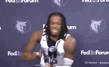 制服组都换了吧，要么是脑子有问题，要么是视力有问题。洛杉矶湖人