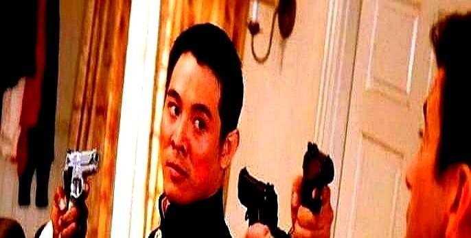 李连杰当年被砍到五十万，演了十分钟，全球赚了一亿三。
没人信亚洲脸能带钱，他用拳